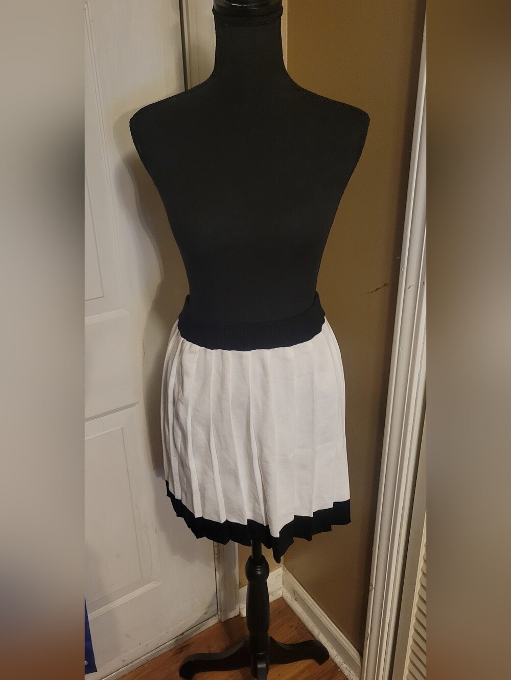 Daisy White Pleated Knit Skirt with Black Trim, Size Small. NWT